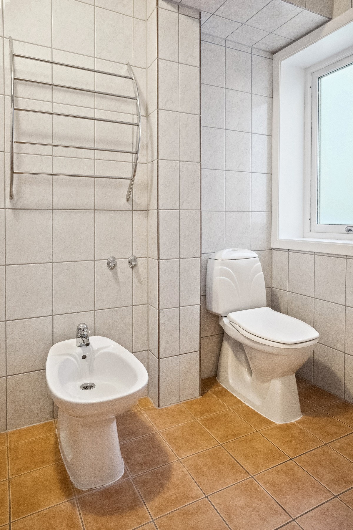 Toalett og bidet i "vaskeromsdel" Galleribilde