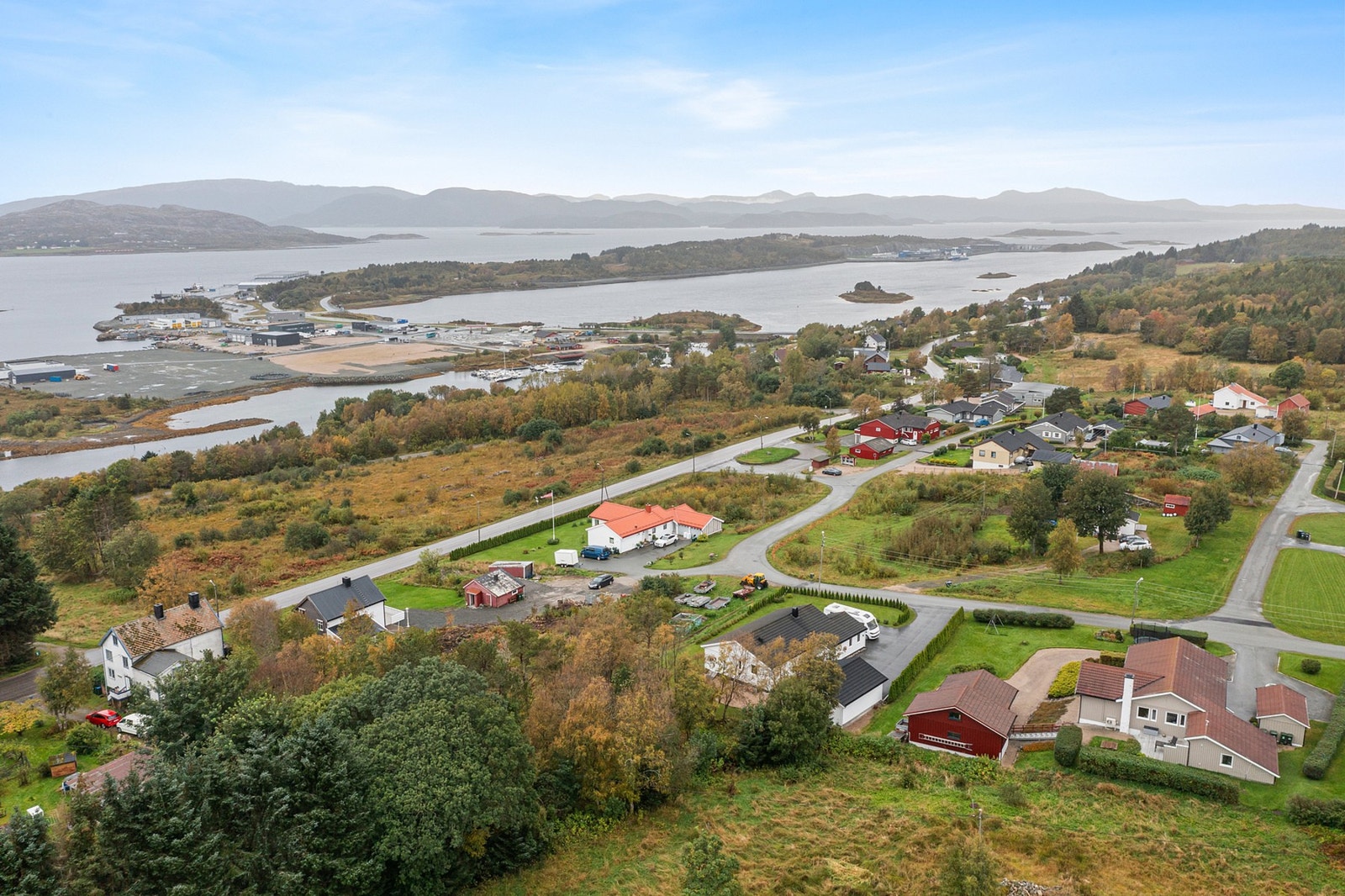 Her bor du med kort avstand til sjøen og flotte turområder som bl.a. Laksestien forbi det nye industriområdet på Jøsnøya, samt turen til Strandavatnet og opp til Fuggleåsen med fantastisk utsikt i alle retninger. Galleribilde