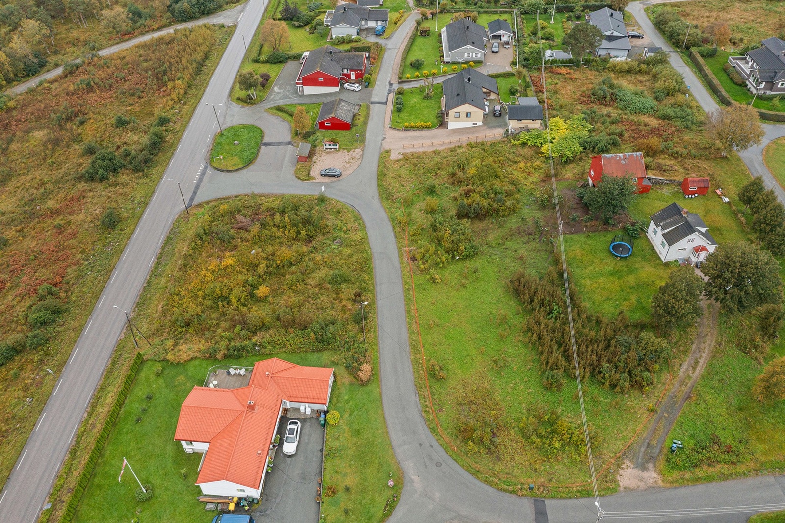 Tomtene ligger ca 3,3 km fra Strand oppvekstsenter med både barnehage og barneskole. Galleribilde