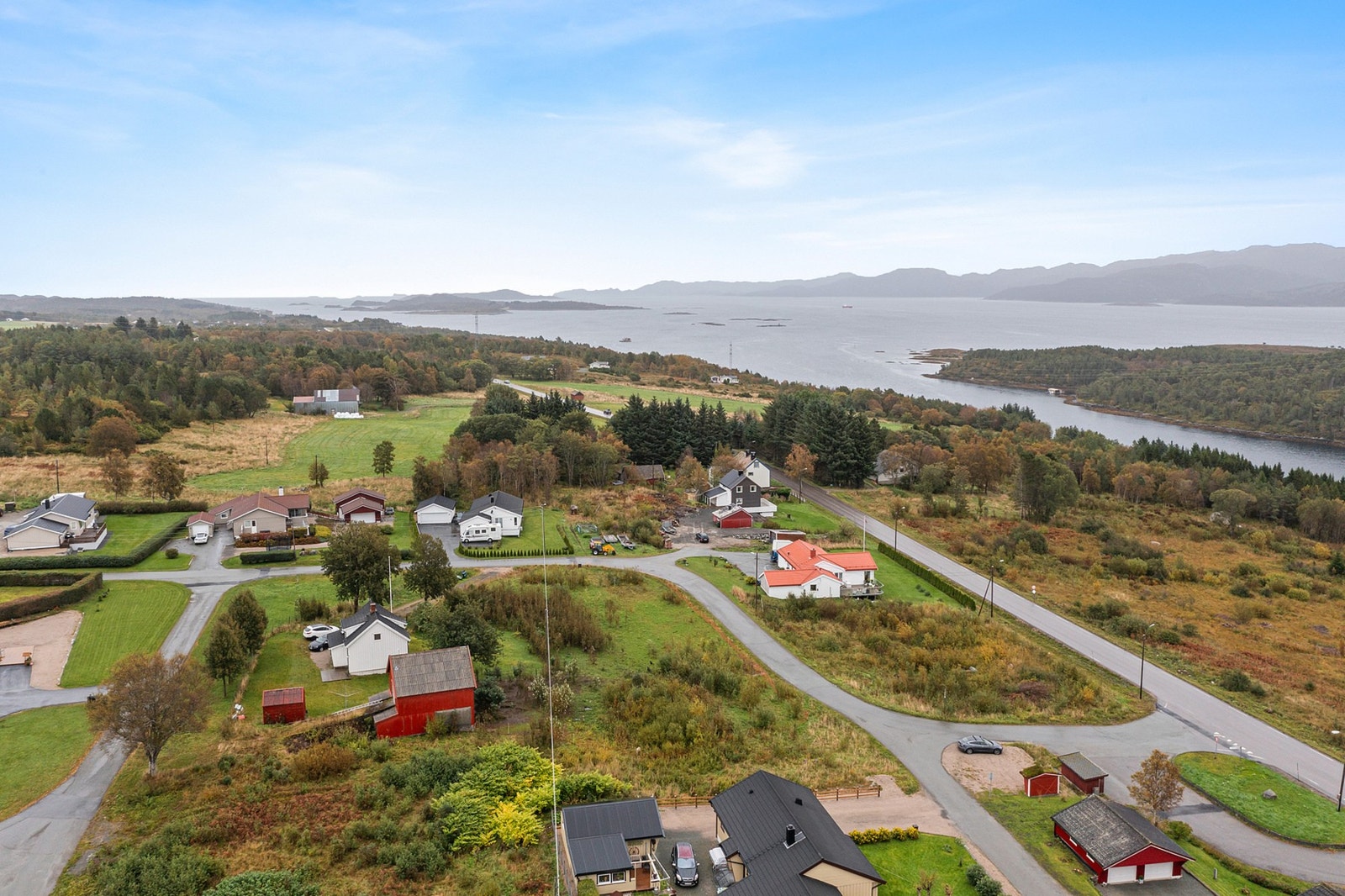 Det er gangavstand til hurtigbåtterminalen, turistinfo og Cafe Sjøsprøyt som kan skilte med god mat og drikke. Galleribilde