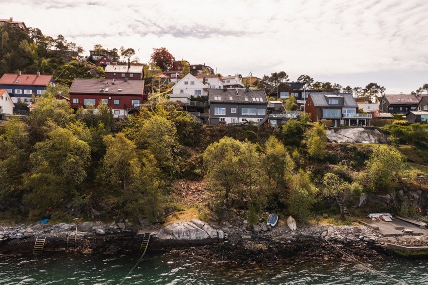 Tomten ligger på nydelige Eidsvågneset. Galleribilde