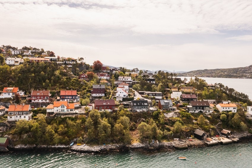 Tomten presenteres av EIE eiendomsmegling ved Nicolay Brusegard. Galleribilde