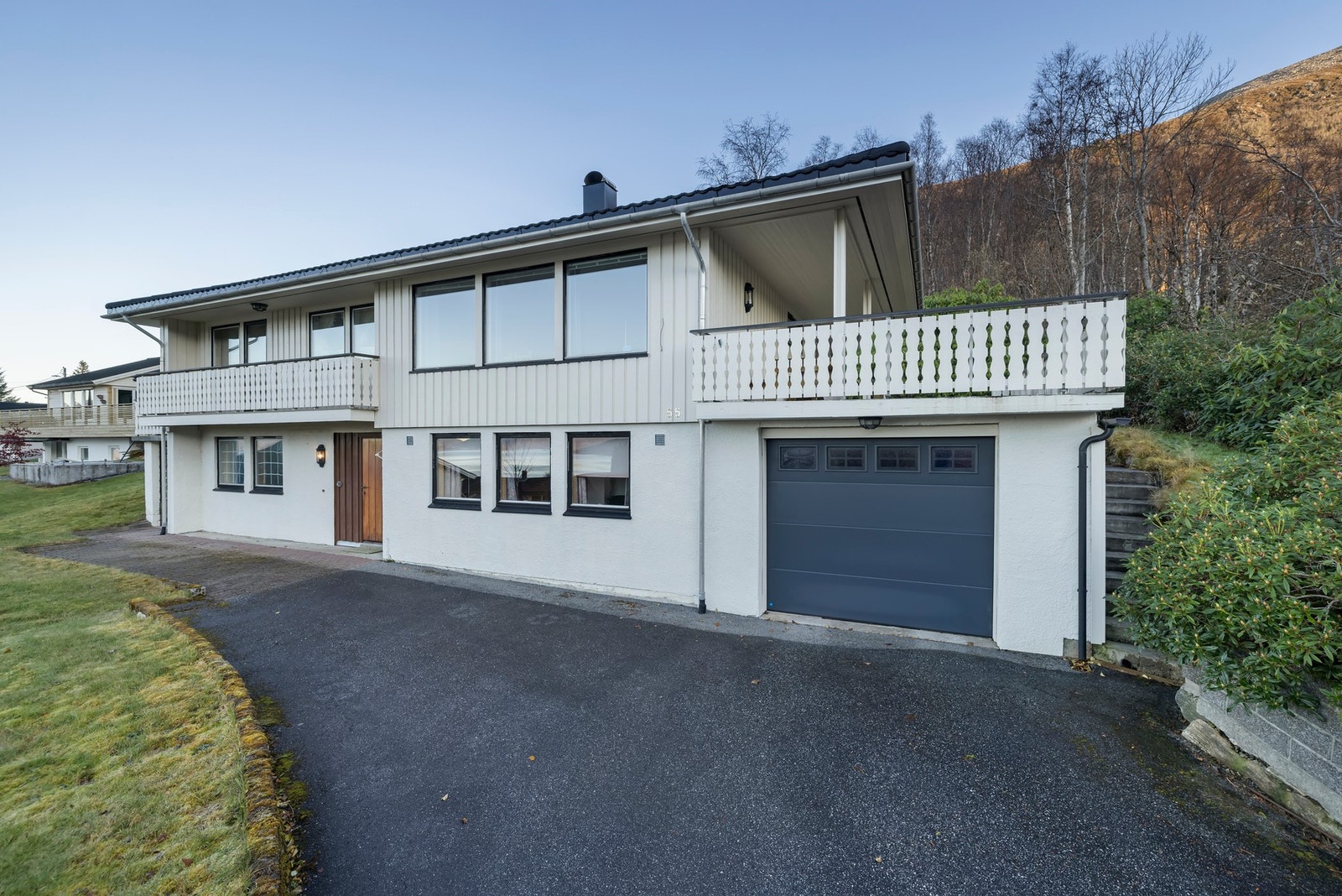 Decra-tak fra 2015/2016. Parkering i garasje. Asfaltert innkjørsel Galleribilde