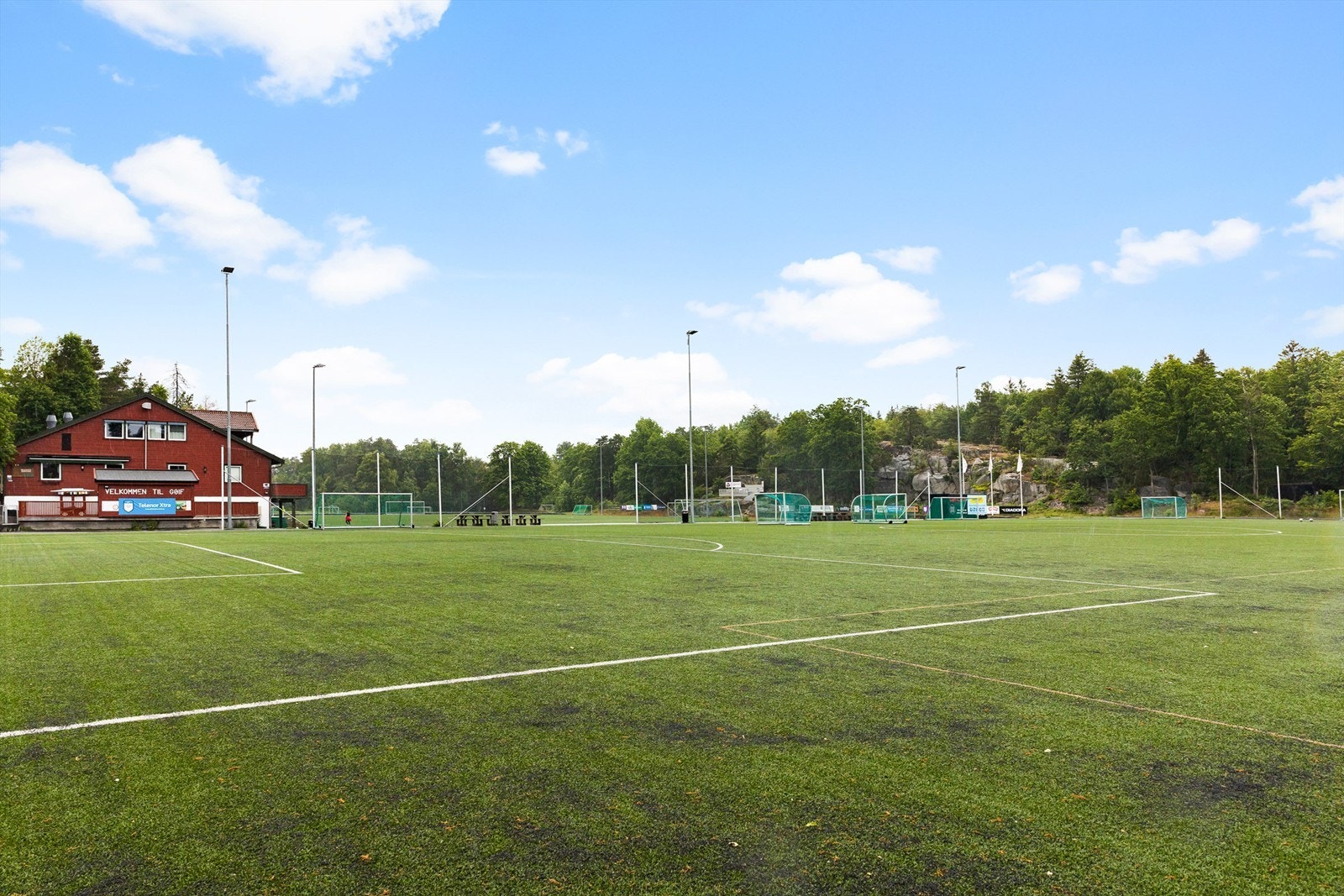 For den idrettsglade sjel finner en GØIF idrettsanlegg ( kun 5-6 minutter unna) med utallige fotballbaner som benyttes flittig av beboerne i området. På GØIF er det også barnehage og FFO (fotball og fritid) ordning for de minste barna Galleribilde