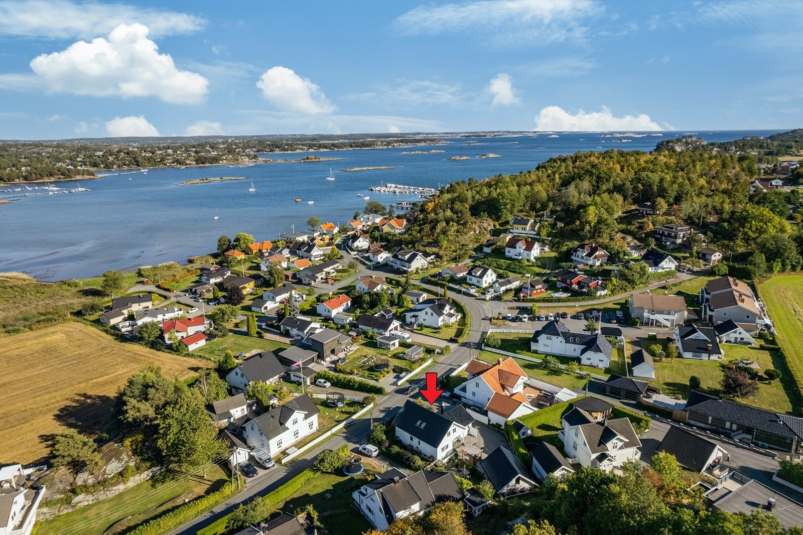 Lahelle er kjent for flotte turområder samt koselige smågater med sørlandsidyll. Lahellefjorden kan friste med flotte holmer som er rikt befolket på de varme sommerdager, og båtveien er kort til Tønsbergfjorden og Tjømeland. Galleribilde
