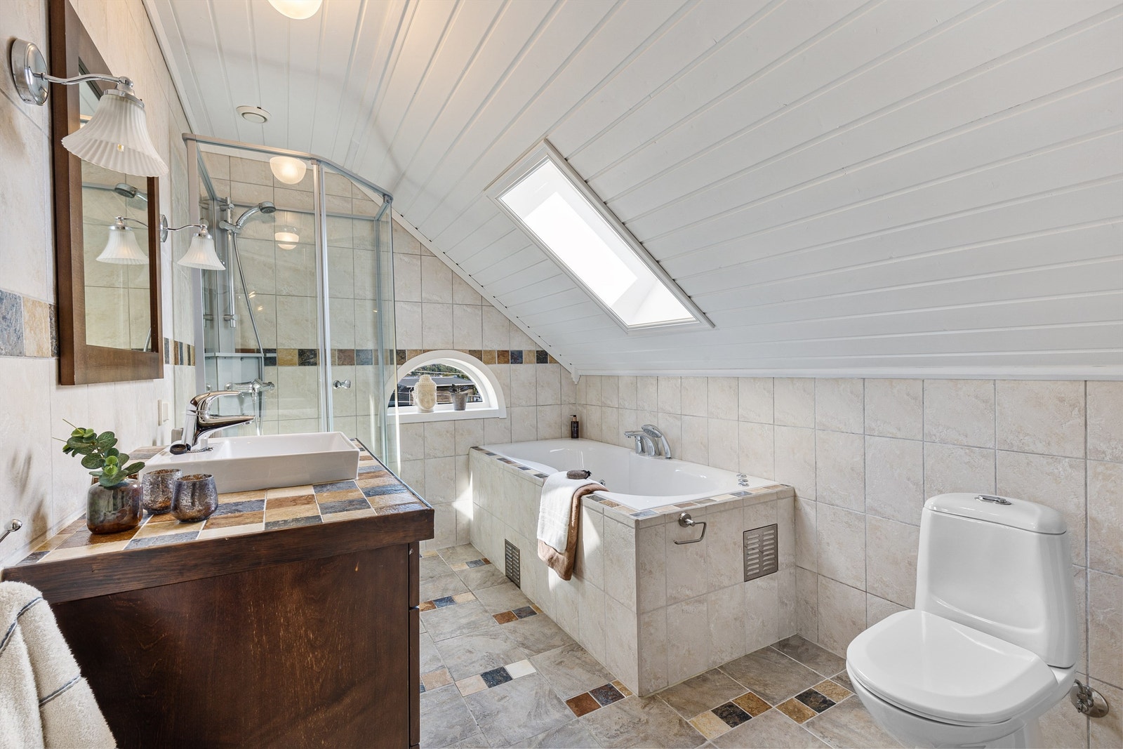 Bad/wc i 2. etasje har både badekar og dusj Galleribilde