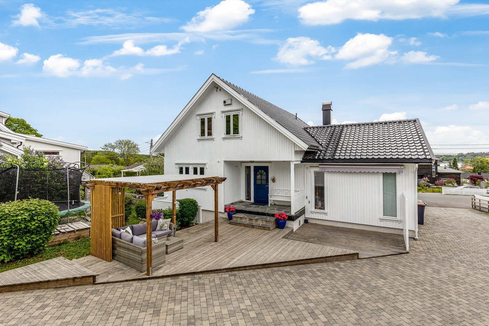 Det er bygget en stor terrasse med Pergola i gårdsplassen, der det er plass til hele familien på grilling og sommer hygge i usjenerte omgivelser Galleribilde