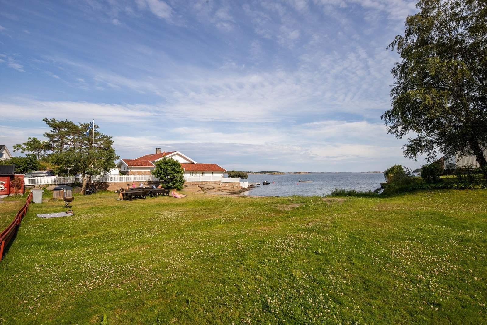 Innenfor ca. 5 minutter gange finner en Lahelle badestrand som er en kjent samlingsplass på Sankthans aften med stort bål, samt hygge og moro for store og små Galleribilde