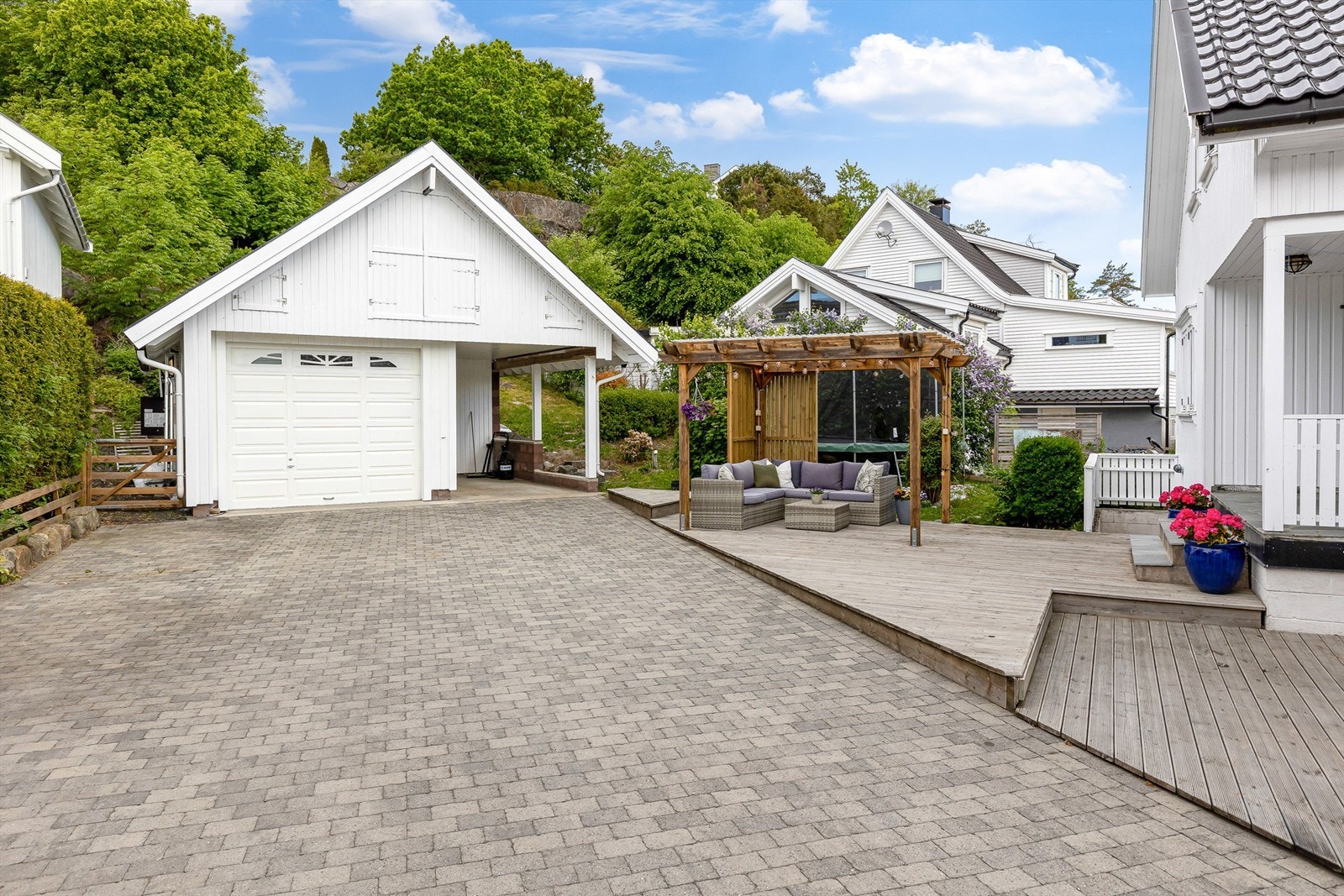 Gode parkeringsmuligheter i gårdsplass, samt garasje og carport. Galleribilde