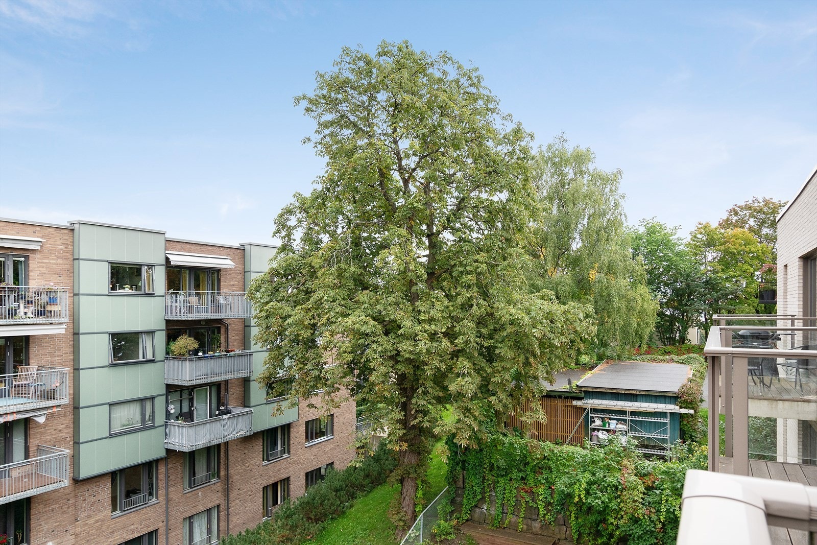 Balkongen har hyggelig utsikt mot flotte grøntområder Galleribilde