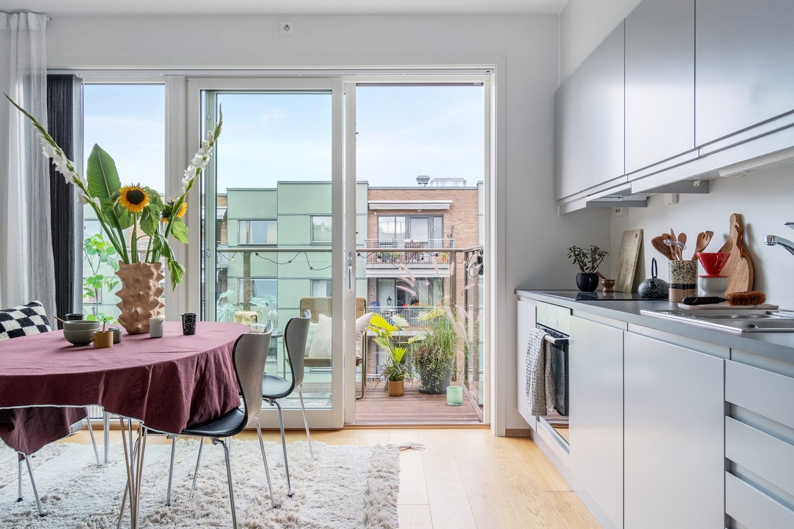 Leiligheten byr på en herlig balkong med utgang fra kjøkkenet Galleribilde