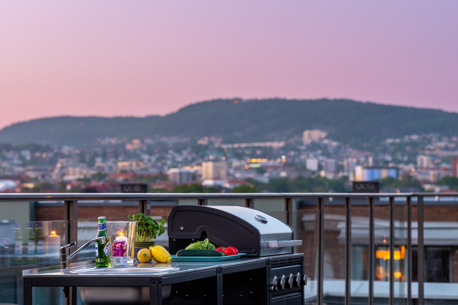 Takterrassen er utstyrt med grill og vask Galleribilde