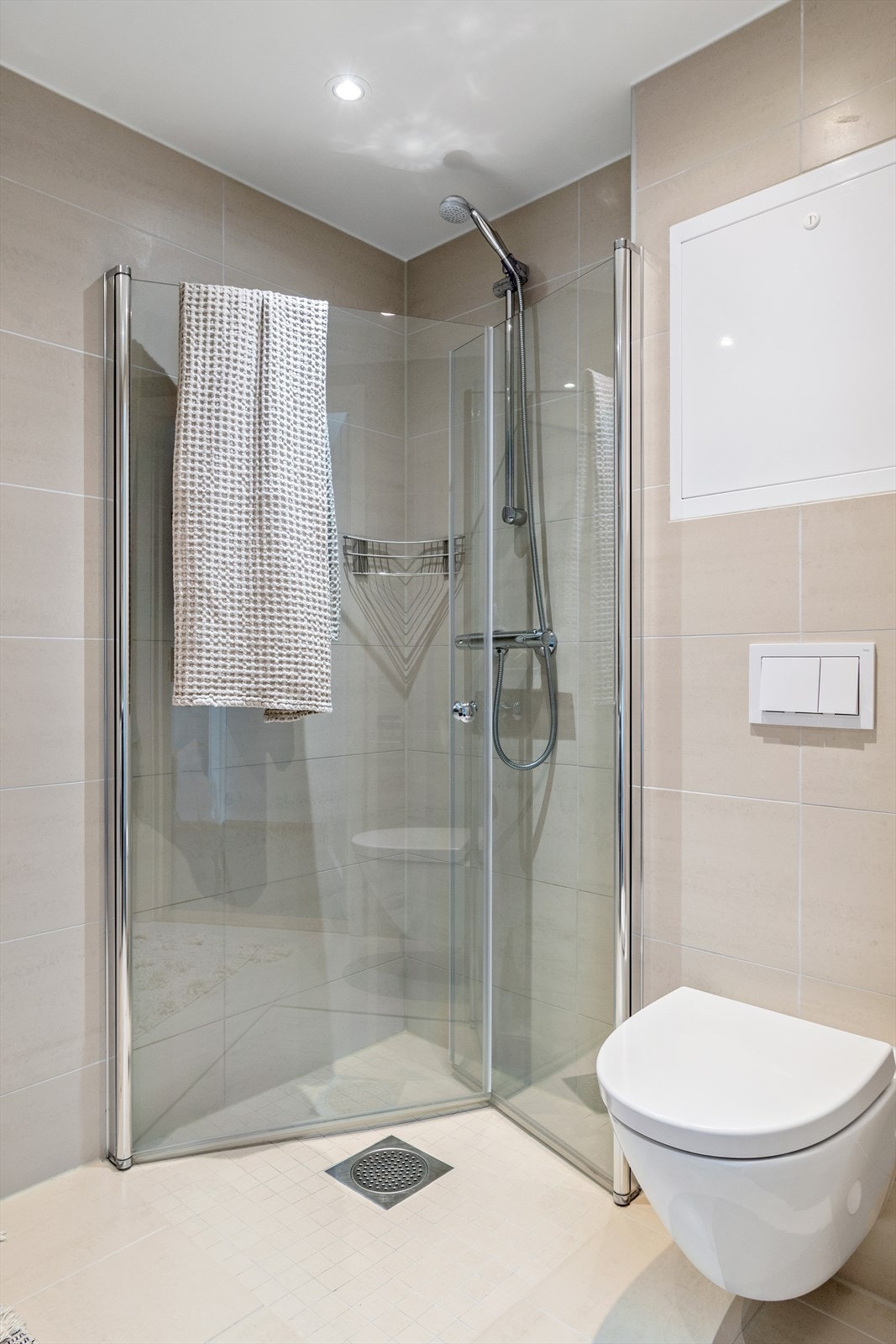 Badet har opplegg for vaskemaskin, gulvvarme og er tilkoblet mekanisk avtrekk Galleribilde