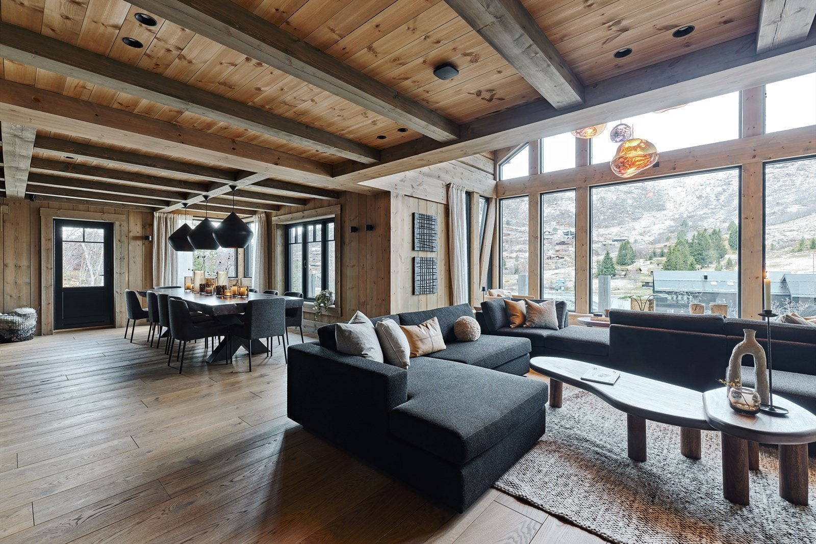 Her er det lett å finne den gode stemningen, enten ved å sette seg i sofakroken for å nyte varmen fra peisen eller ved å sette seg ved vinduene og beundre utsikten. Galleribilde