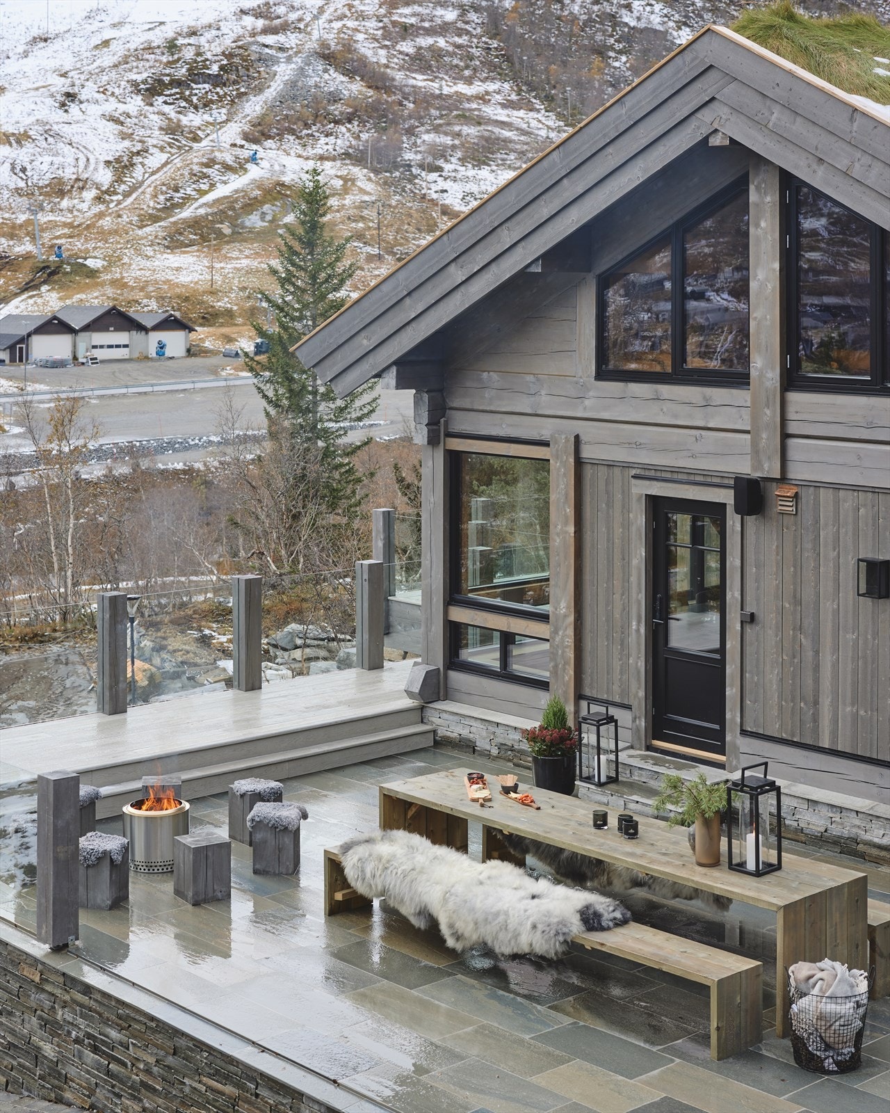 Uteplassen foran hytta har en terrasse på hele 55 kvm med terrassebord, inkl. motstrømsbasseng fra Polarbad med trapp. Overkant av 40 kvm terrasse på skiferflis med langbord og bålpanne. Galleribilde