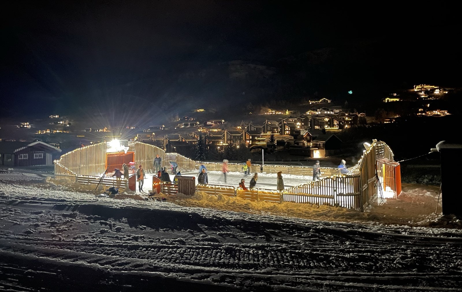 Ballbingen blir gjort om til skøytebane på vinteren. Skøytebanen er plassert på skrått nedenfor gondol-påstigningen. Dette er perfekt for store og små og spesielt kanskje for de som ikke liker å stå på ski. Galleribilde