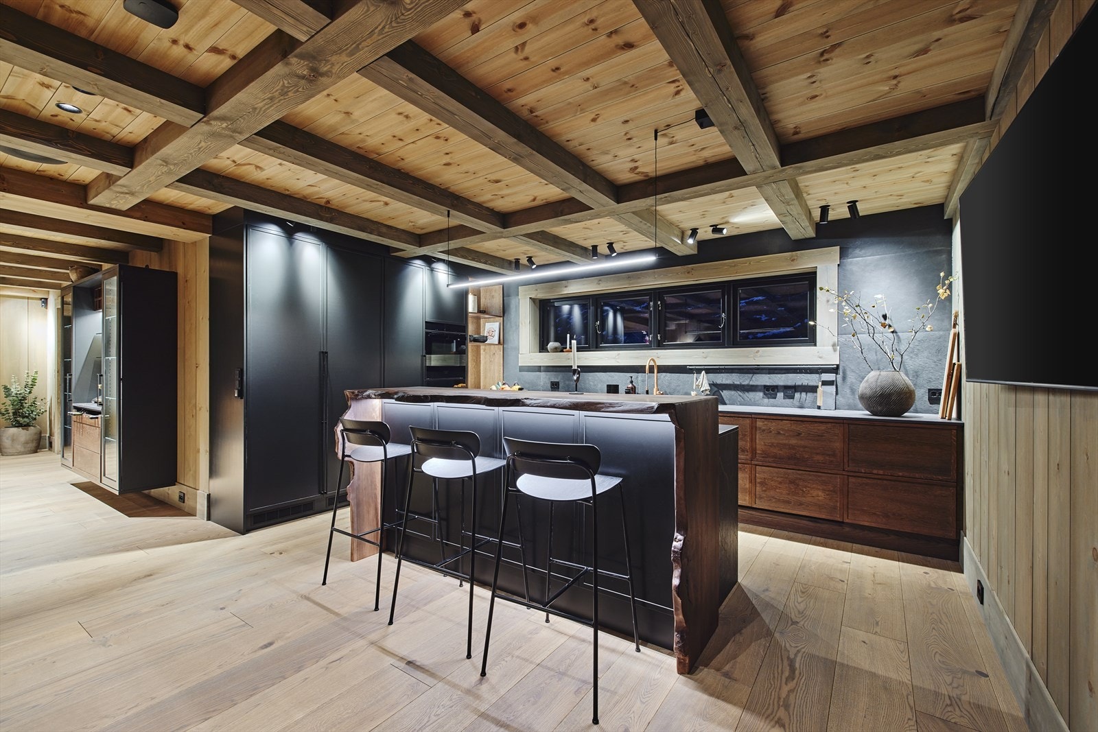 Videre er det hvitevarer fra Siemens, studioline modeller: to kjøleskap, to oppvaskmaskiner, koketopp med innebygd avtrekk og kullfilter, stekeovn med dampfunksjon samt stekeovn med mikrofunksjon. Galleribilde