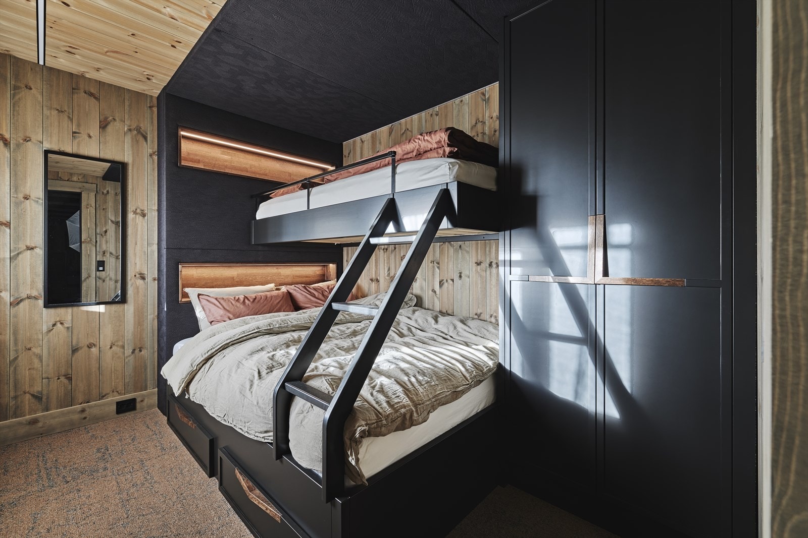 Videre er det skap og åpne reoler med lademuligheter. Galleribilde