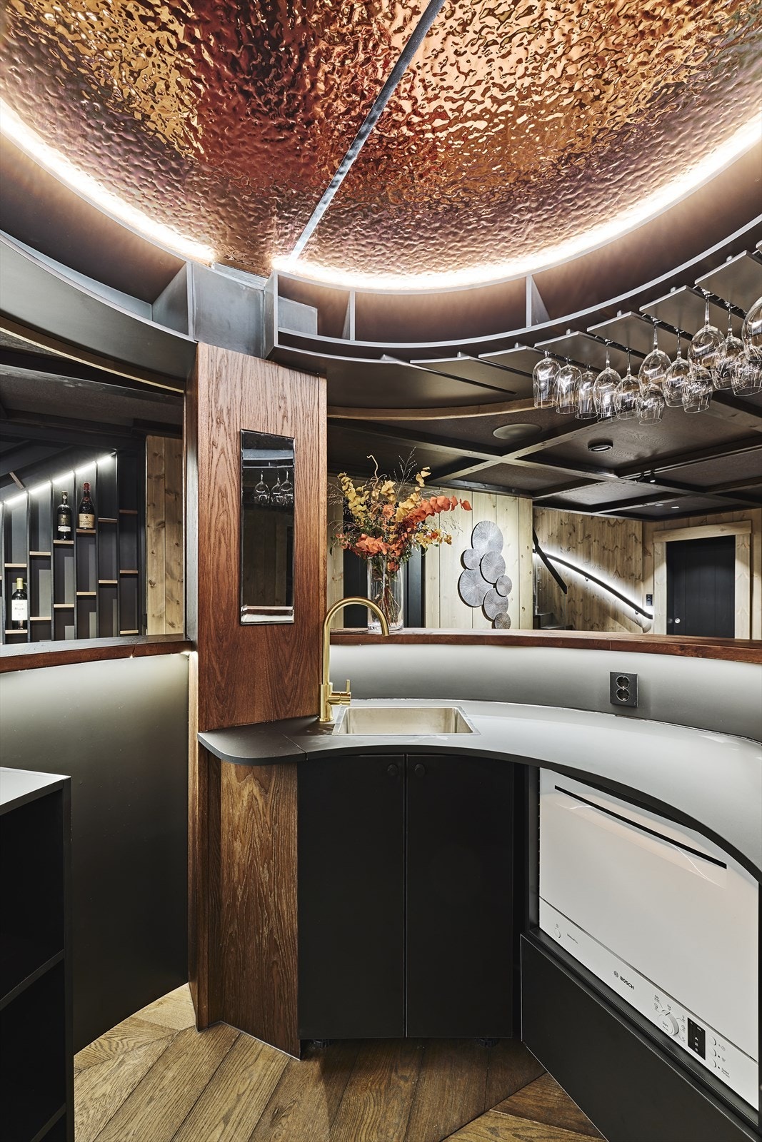 I baren er det benkeoppvaskmaskin, isbitmaskin og kjøleskap. Langs baren er det barstoler type Nordal fra Unoliving. Galleribilde