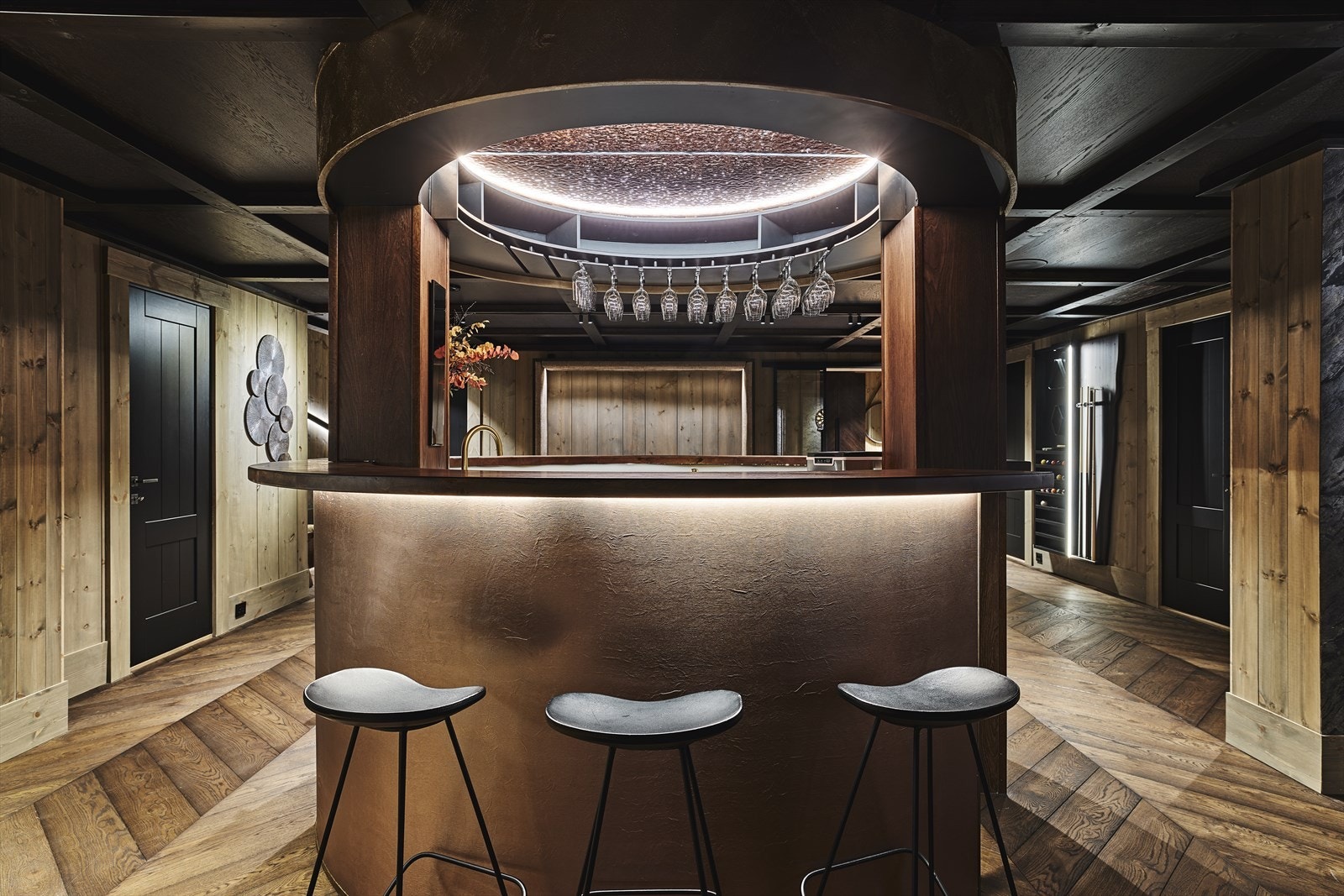 I dette rommet finner du en spesialbygd og spesialtilpasset bar i sirkelform som består av eikefinert MDF og metalllaminat i messing. Galleribilde