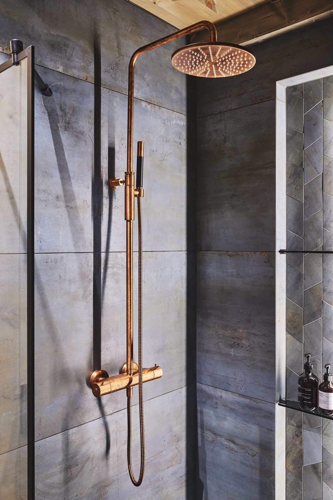 Videre er det takdusj i kopper fra tapwell og svart toalett. Galleribilde