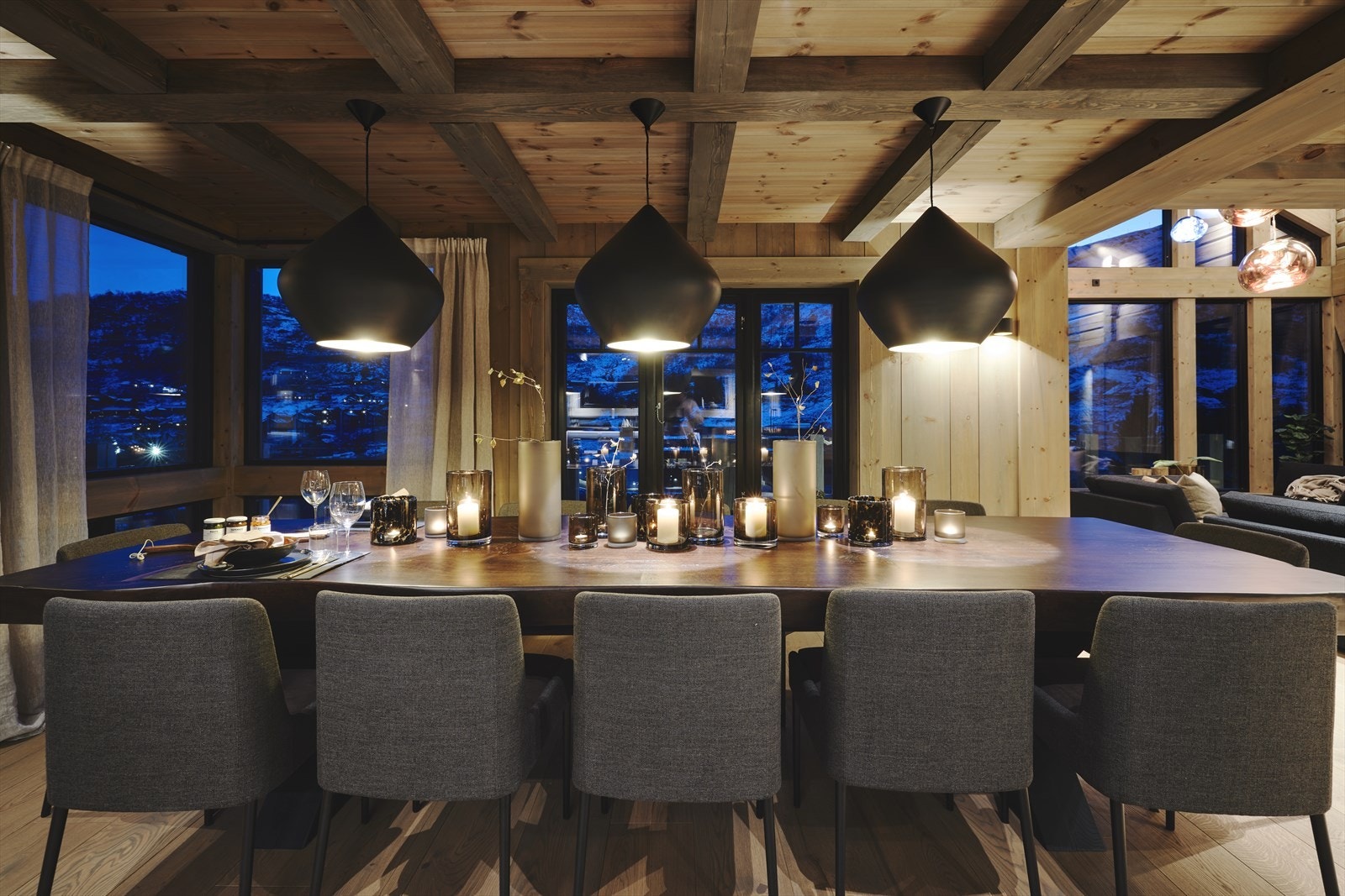 Over spisebordet henger det svært eksklusive lamper fra Tom Dixon. Her er det plass til både familie og venner - perfekt for sosiale sammenkomster. Galleribilde