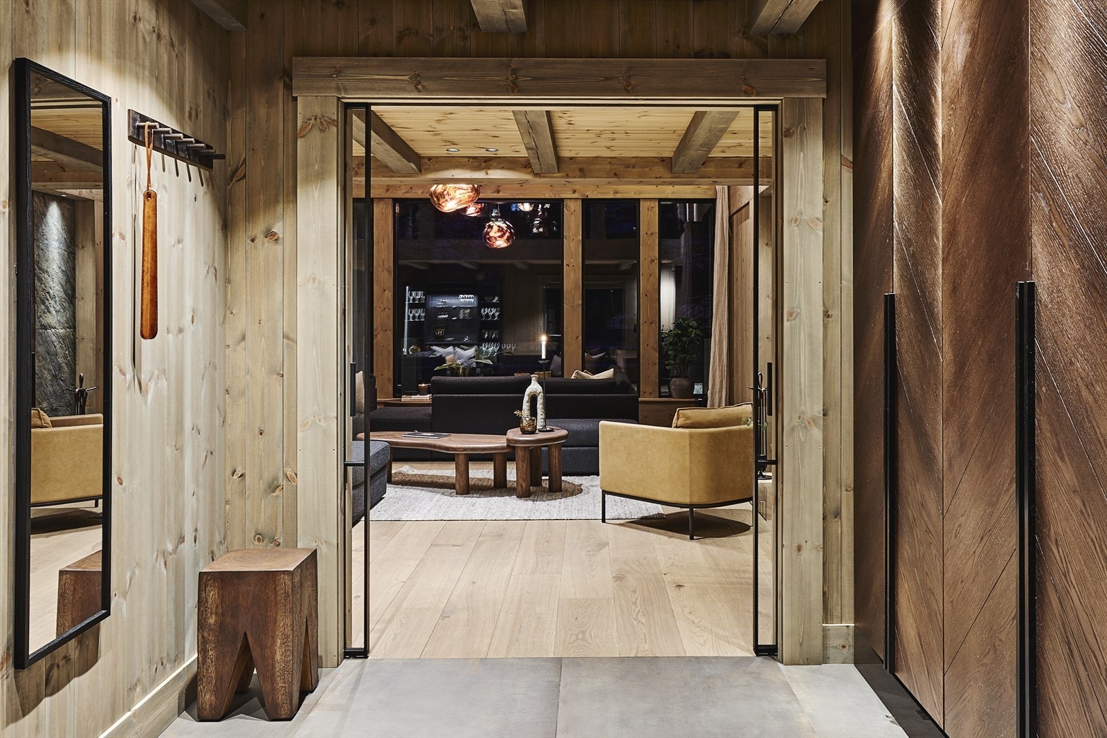 Fra inngangen i hovedetasjen kommer du inn i en romslig entré med flislagt gulv og spesialbygd garderobeløsning i fiskebeinsmønster og hyller fra Feel Free Production. Galleribilde