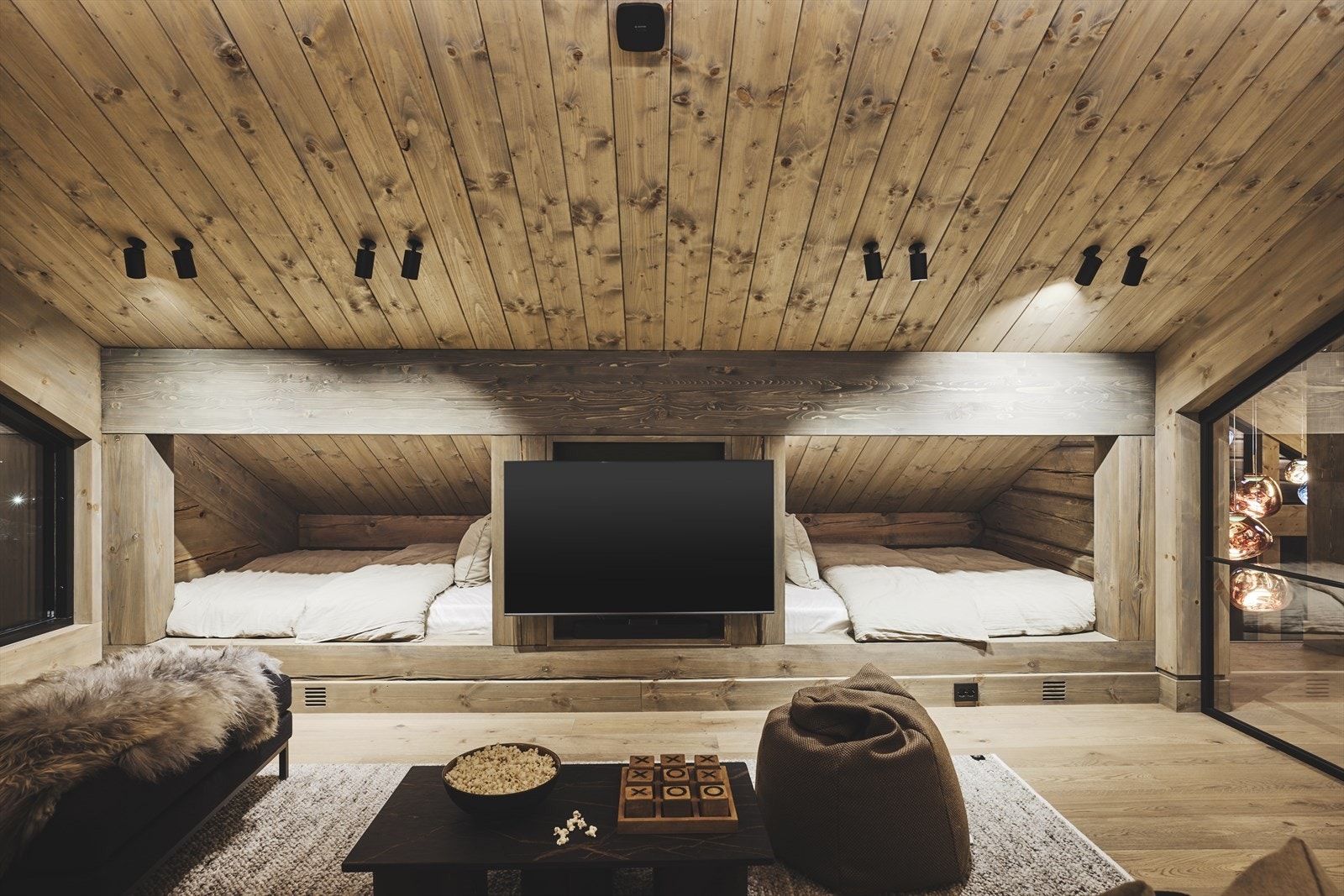 Tv-stuen har sorround anlegg med SONOS Beam og Sonos one sorround høytalere. Sonos SUB, styres fra TV eller Casatunes. Galleribilde