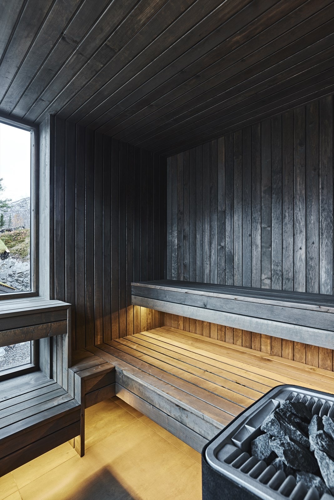 Den naturlige trestrukturen gir ikke bare et elegant utseende, men gir også en beroligende atmosfære som tar deg bort fra hverdagens kjas og mas.
Det er flis flaviker rebel av farge bronze og innredning fra LHM samt benker av svartor malt med svart farge. Galleribilde