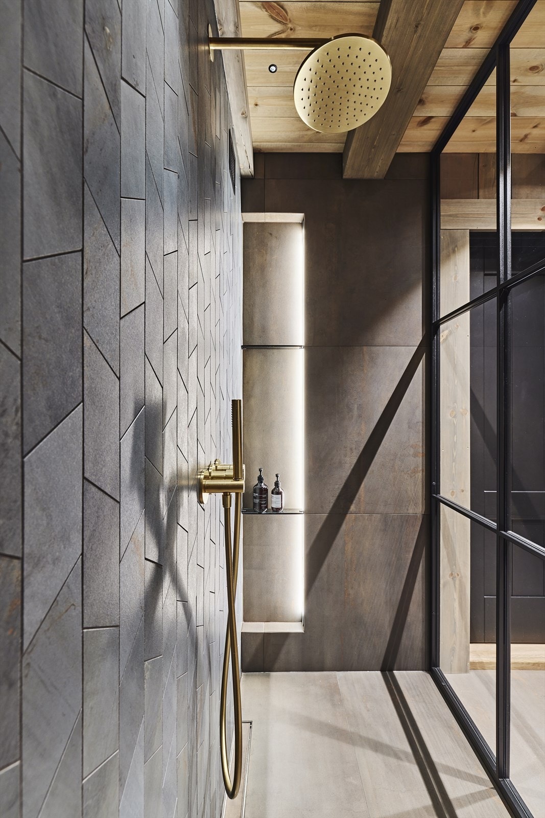 På badet er det også en iinnebygd takdusj med stang ut fra vegg. Det er fliser i dusj, type flaviker emerald Twist mosaic. Galleribilde