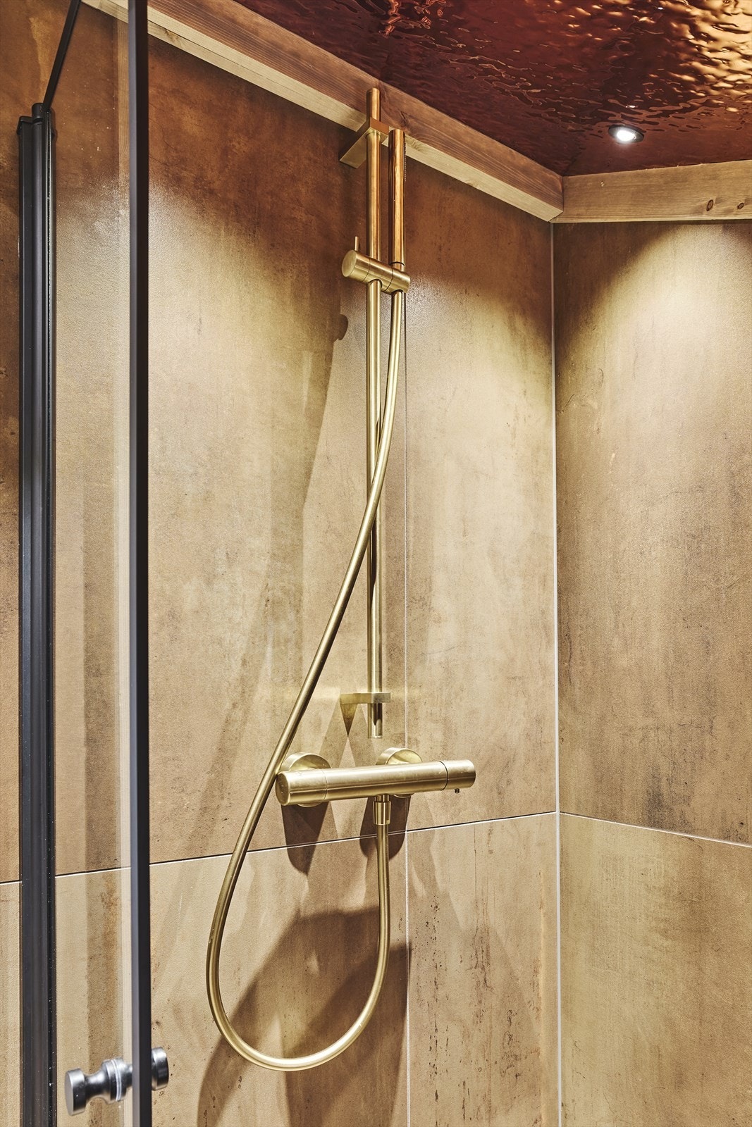 Utenpåliggende dusjbatteri med hånddusj i gull. Galleribilde