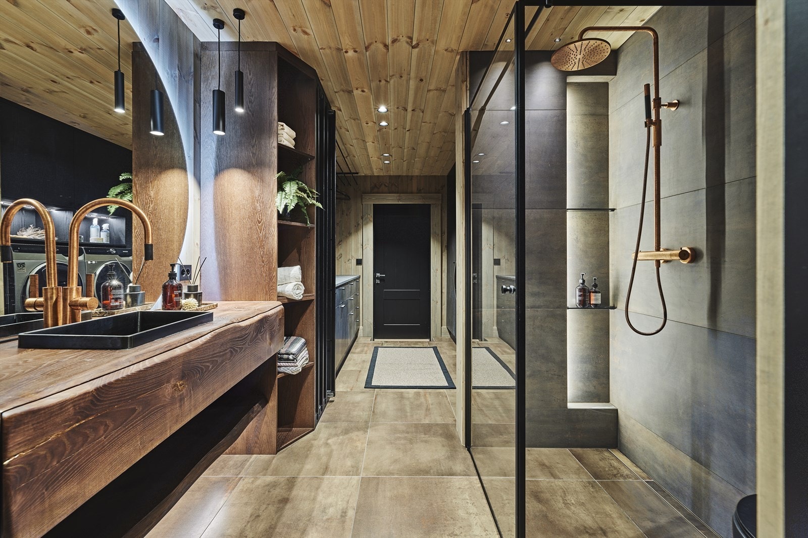 På vaskerommet er det også en egen baderomssone med toalett og dusjnisje. Galleribilde