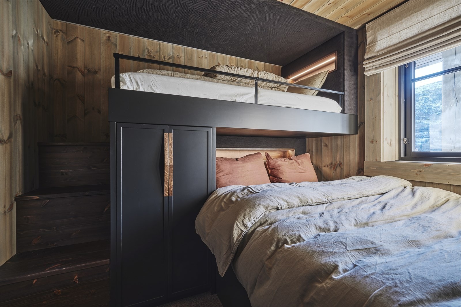 I denne etasjen er det tre soverom med spesialbygde senger fra Feel Free og totalt sengeplass til 9 personer. Galleribilde