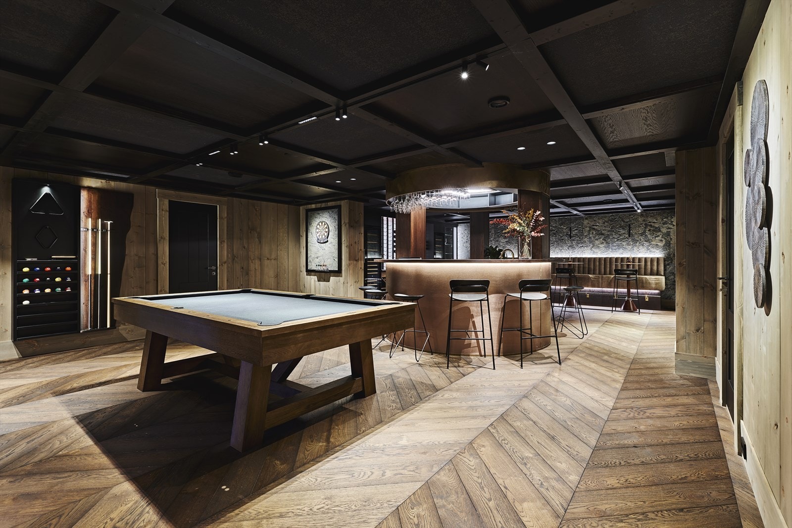 Med et vinrom og biljardrom blir det ikke bare et hjem, men et sted der minner vokser og vennskap blomstrer. Hyttens sjel pulserer gjennom hvert hjørne, og det er her dine nærmeste vil ønske velkommen helg etter helg. Galleribilde