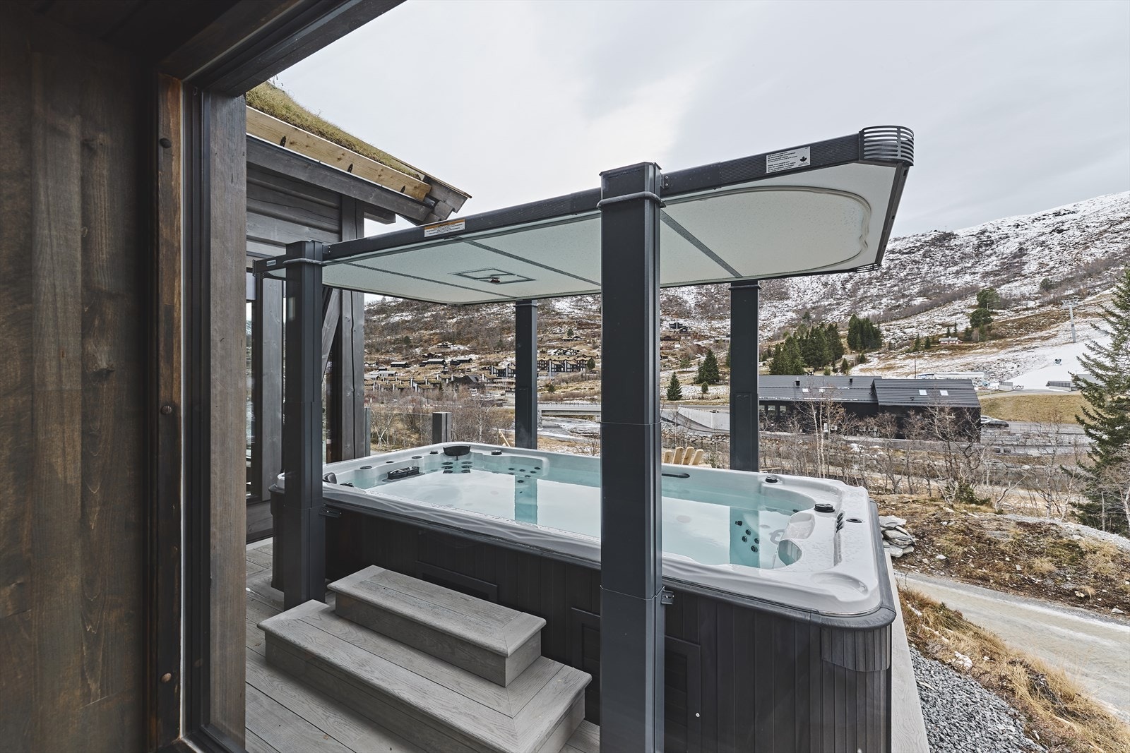 Motstrømsbasseng fra Polarbad med elektrisk hev/senk tak fra Covana. M/spaboy vannpleiesystem. Verdi over 500 000,-! Galleribilde