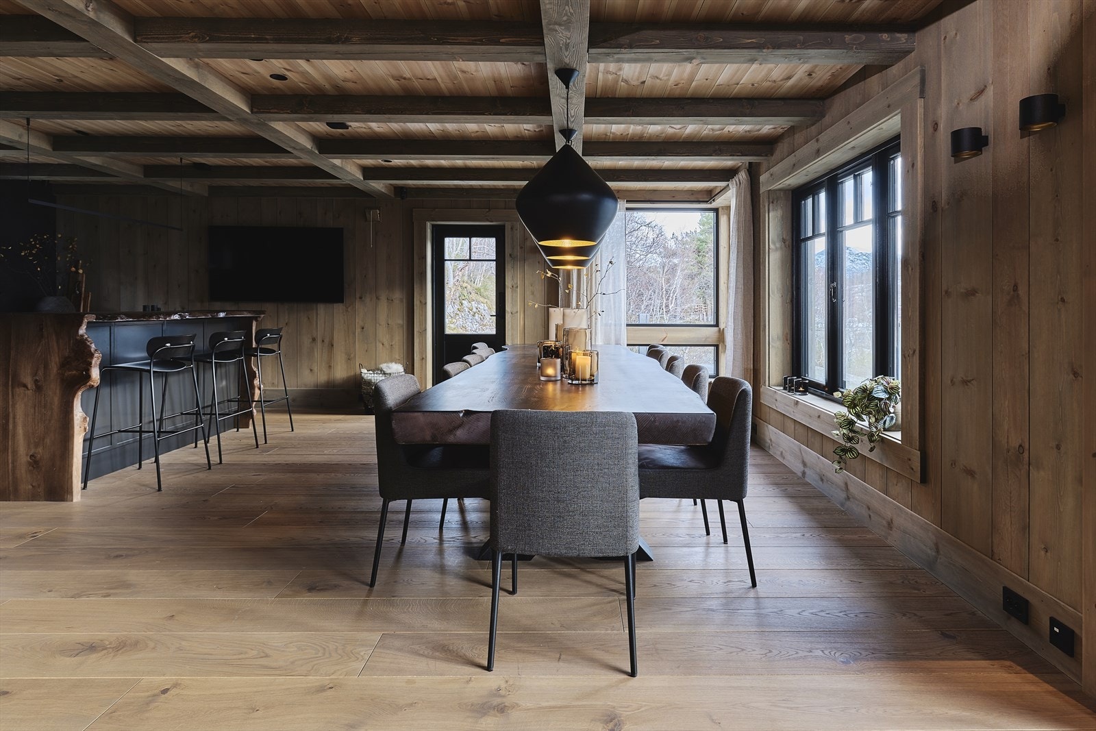 Spisebordet med plass til 12 personer er spesiallaget lokalt av Feel Free Production. Tilhørende stoler er levert av Slettvoll. Galleribilde