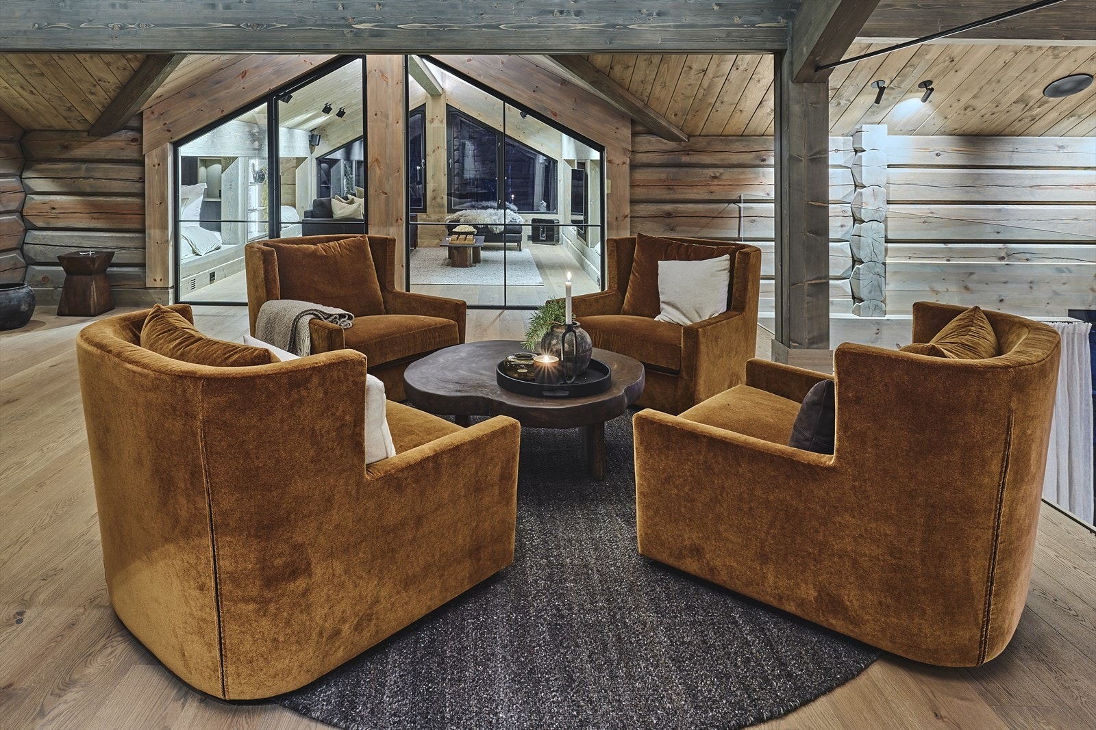 Glassfasader av smijern inn til TV-rom levert av Studio M2. Galleribilde