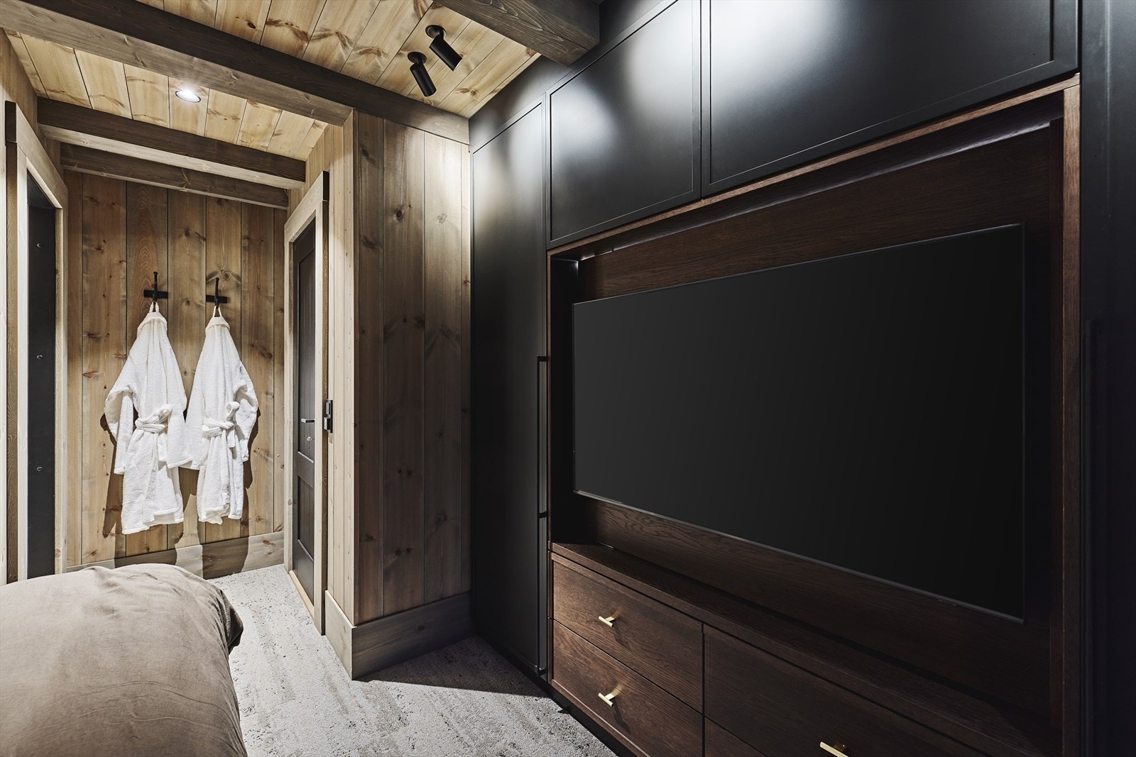 Det er spesiallaget garderobeskap med integrert oppbevaring bak oppheng for TV med ledlys. Videre er det integrerte takhøytalerar fra Dali koblet til Sonos Amp og casatunes forsterker. Galleribilde