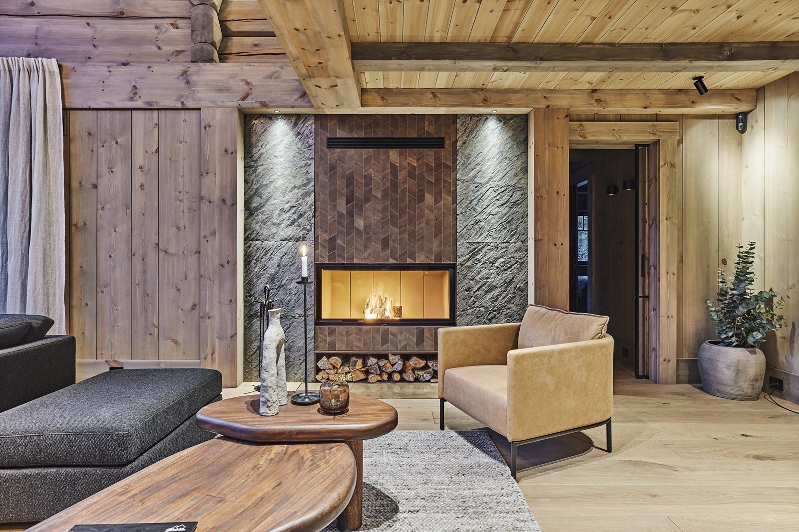 Det er Flaviker Rebel mosaikkfliser, samt Steinfiner Golden gray rundt peisen, samt integrert peishylle under innsats laget av Feel Free Production. Galleribilde