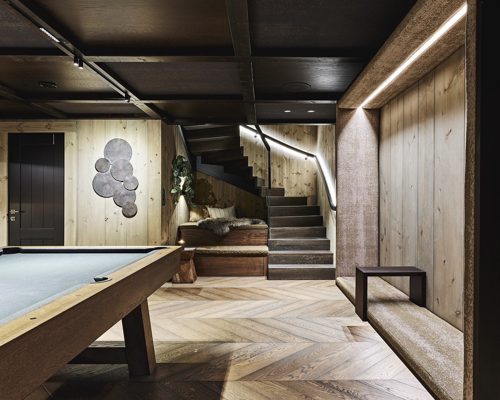 I kjelleren er hytta innredet med elektronisk dartskive og biljardbord fra Brunswick. Det er spesiallaget veggehengt skap hvor du kan oppbevare biljardkøller. Galleribilde