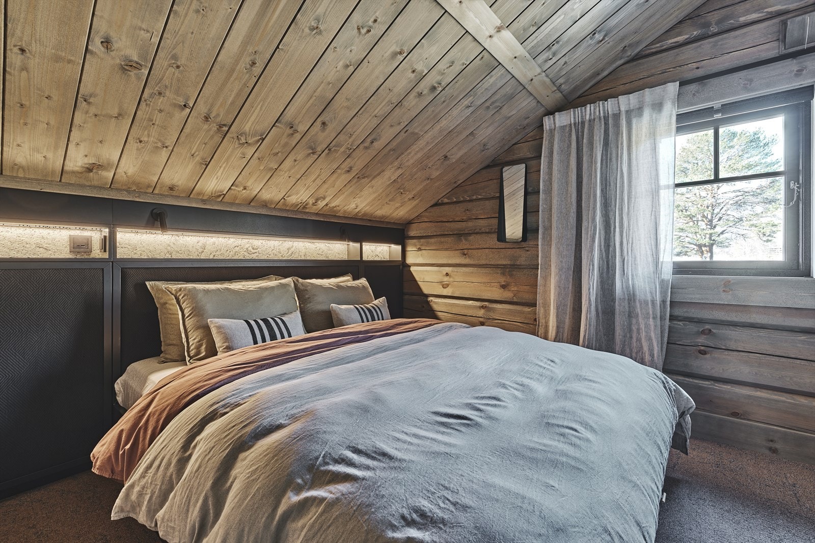 I denne etasjen ligg også tre soverom med spesialbygde senger og innredninger med unike detaljer, samt et bad m/dusj. Galleribilde