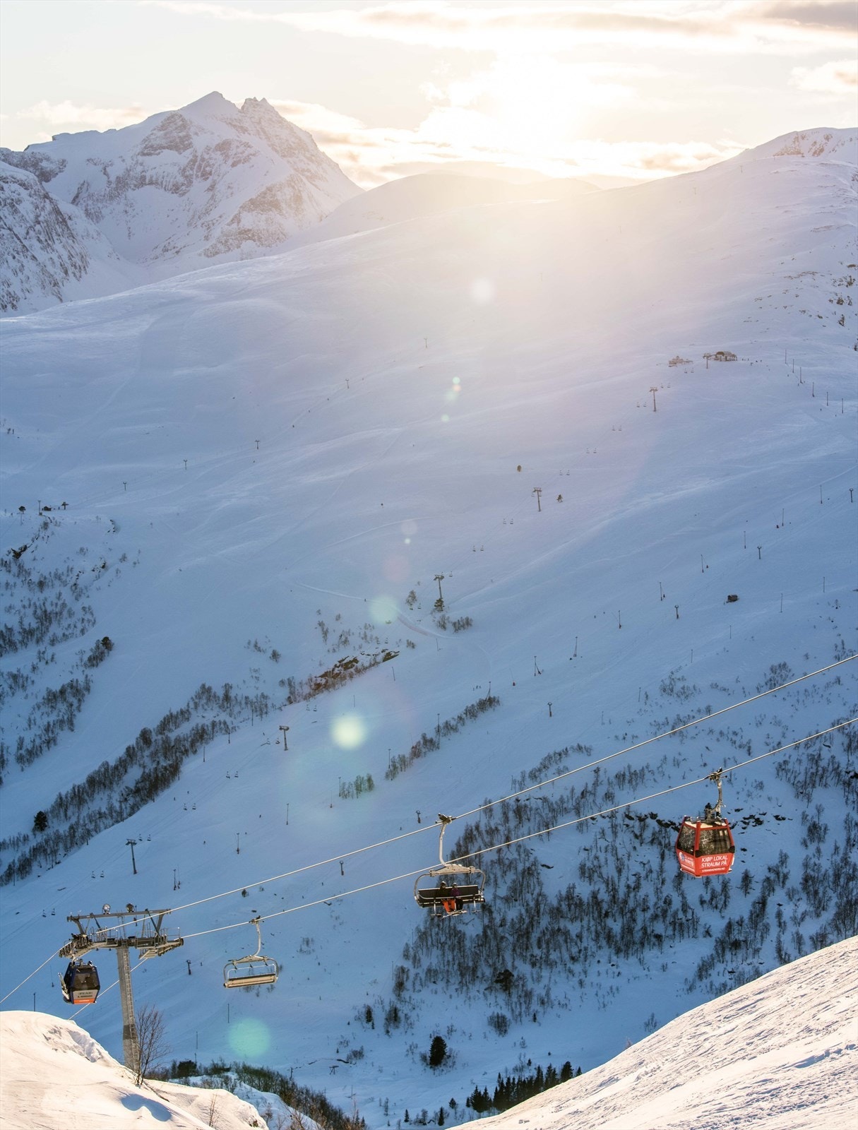 Nyt en svevende tur med gondolen som tar deg 1042 meter over havet - her kan du nyte en nydelig 360 graders utsikt mot Storfjorden og vakre fjellheimer. Galleribilde