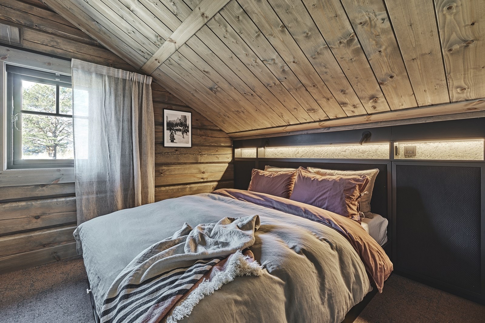 Det er spesiallaget senger med sengegavler og integrerte sengelamper. Galleribilde