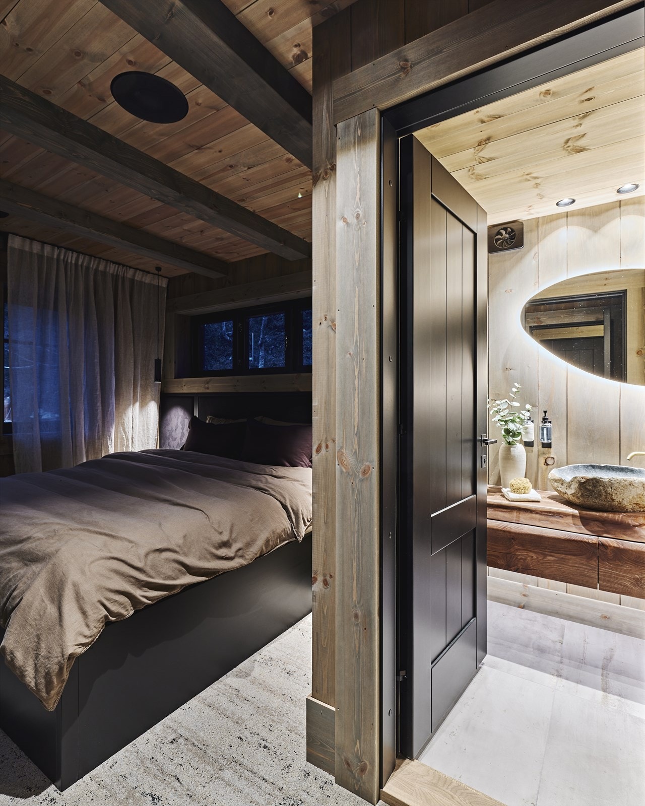 I tilknytting til master soverom er det direkte adkomst til master baderom. Galleribilde