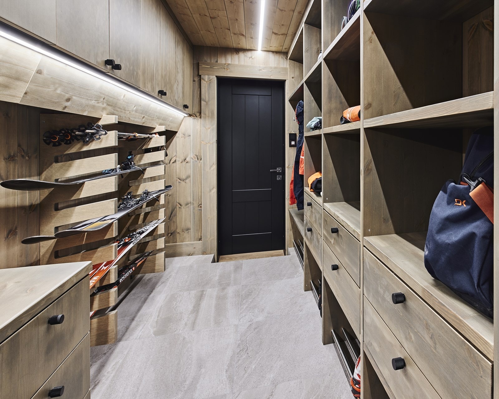 Spesialbygde møbler fra Feel Free Production. Galleribilde