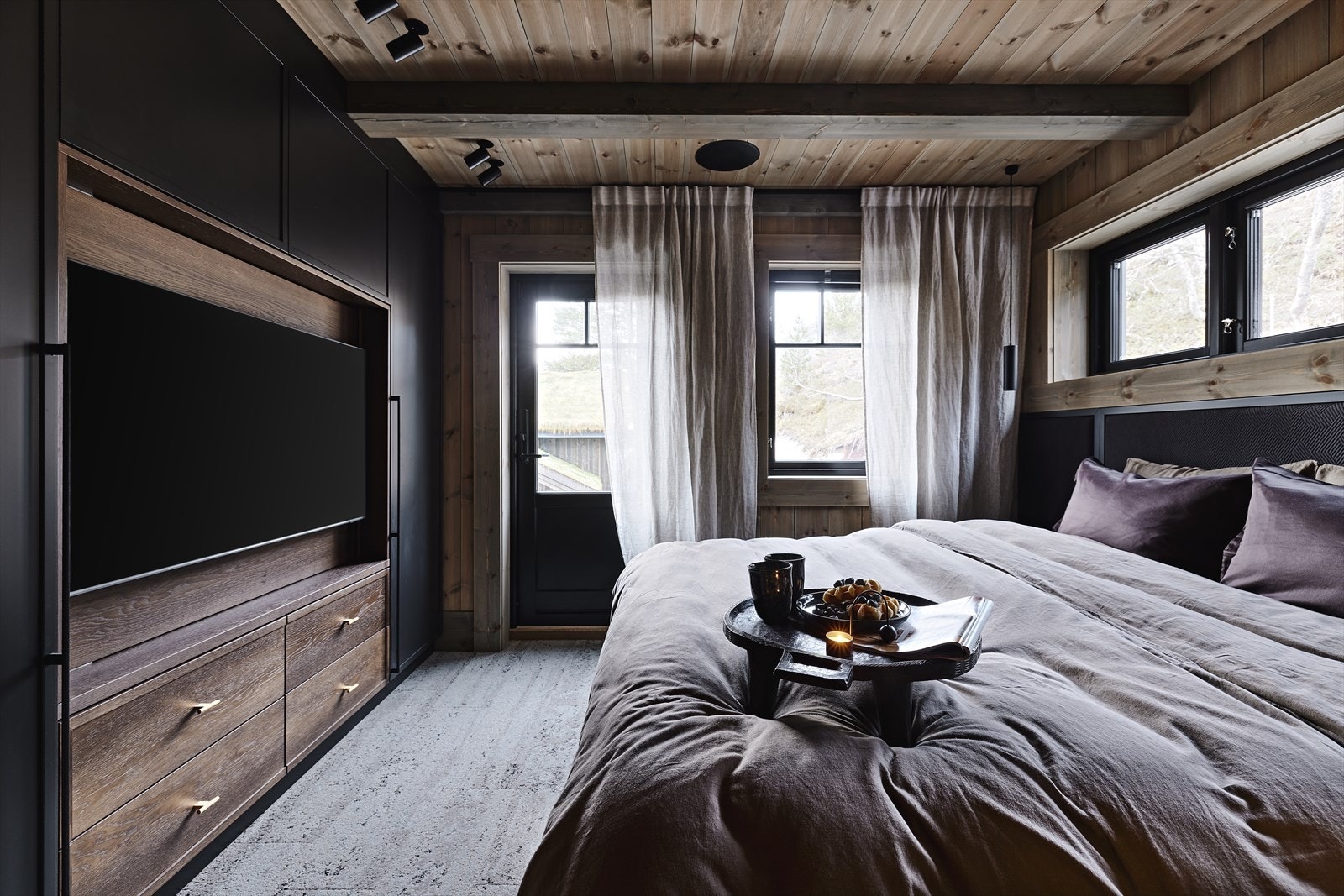 MASTER SOVEROM: Soverommet har glatt veggpanel samt teppeflis fra Interface på gulv. Galleribilde