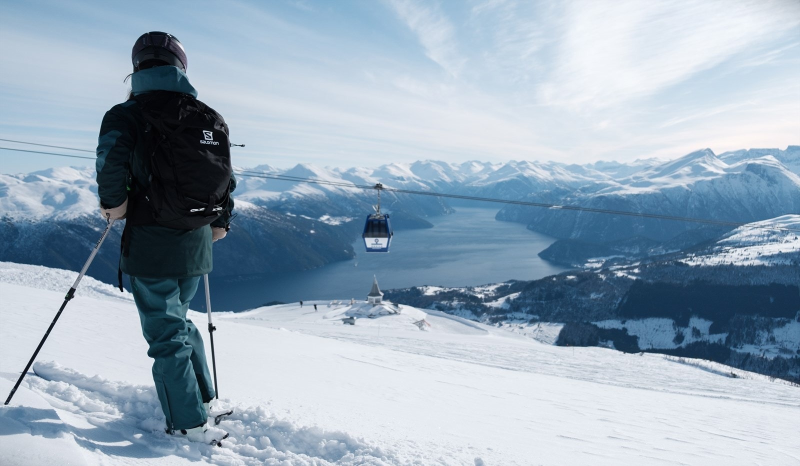 Snøsikre Strandafjellet ligger øst i Sunnmørsalpene og er et populært sted for ski- og snowboardskjørere. Galleribilde