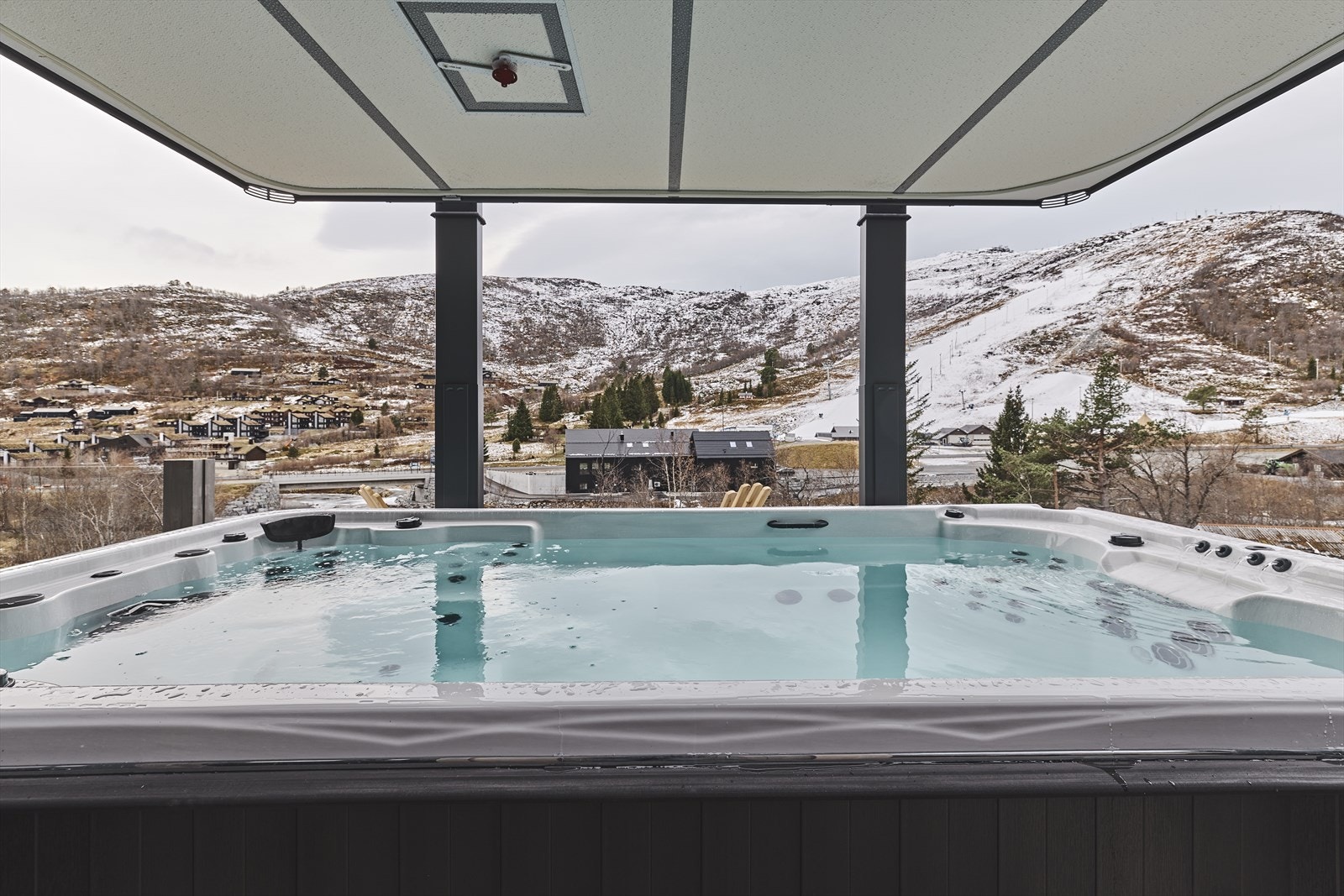 Bassenget er skapt for å tåle de mest utfordrende klimaforholdene. Enten det er en solrik sommerdag eller et vinterlandskap dekket av snø, kan du nyte det beroligende vannet året rundt. Galleribilde