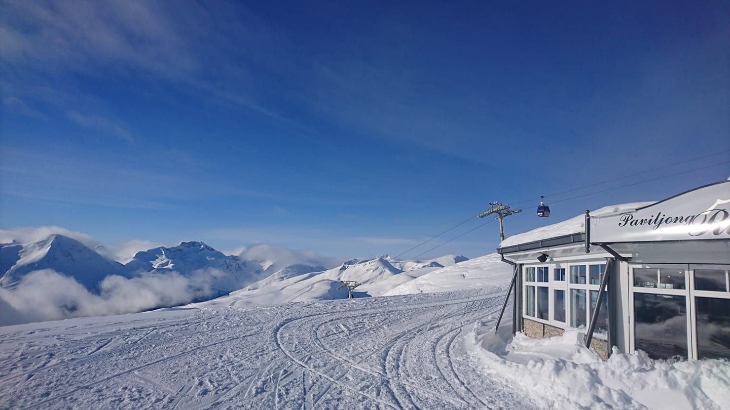 Strandafjellet skisenter kan by på sju heiser, skiband, barnepark, terrengpark og 18 nedfarter. Galleribilde