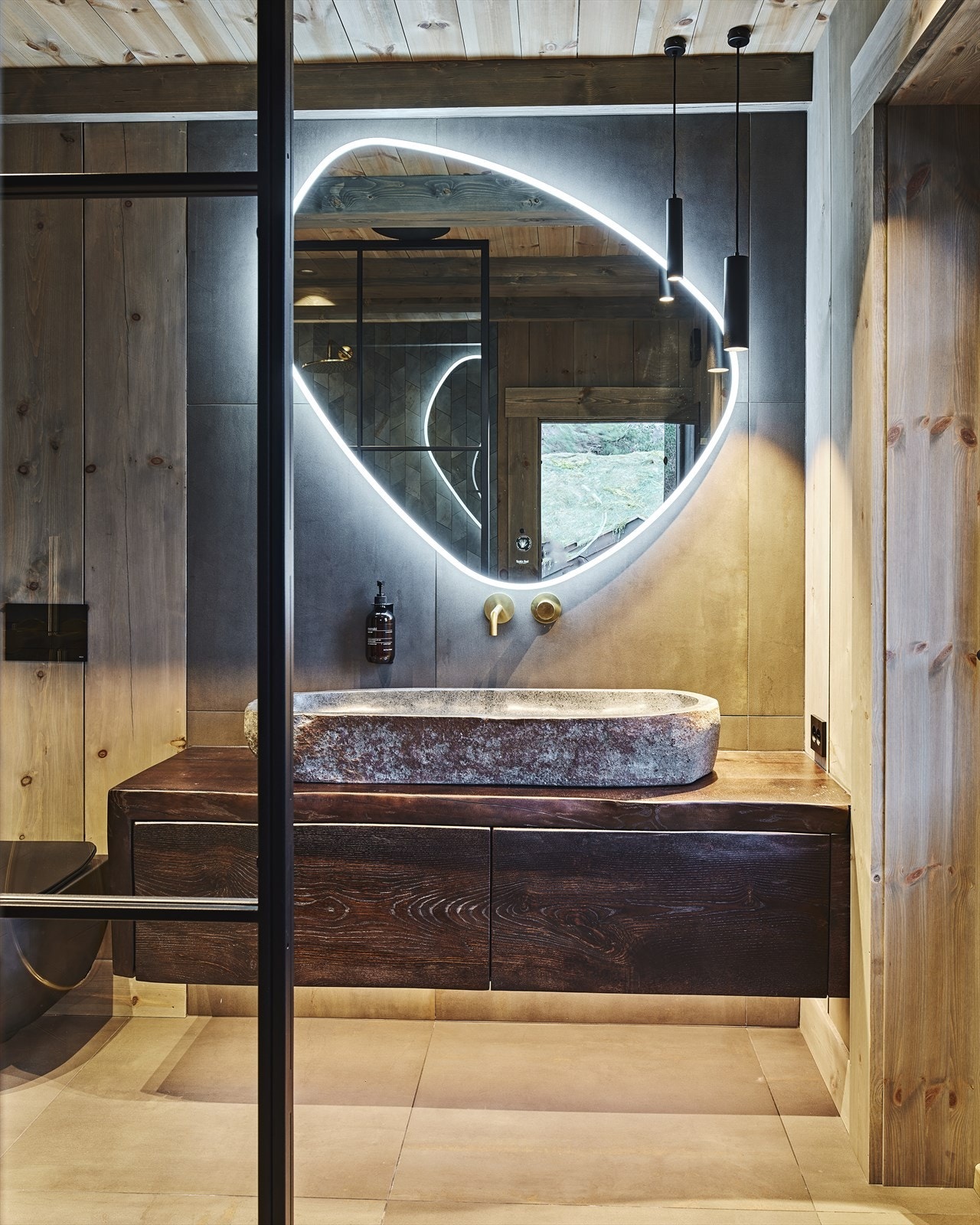 I første etasje kan man også friste med en fantastisk sauna/bad. Servantskap i brunbeiset organisk treverk, steinvask fra Bali og servantbatteri i børsta gull fra Spillo tech. Galleribilde